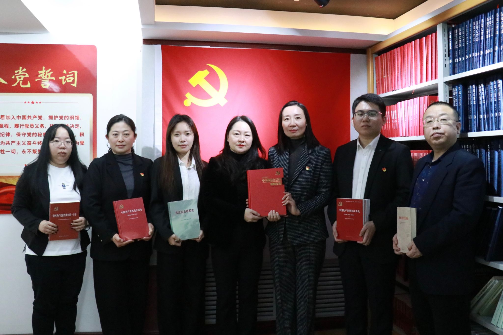 省委史志研究室材料征集处向中国yl6776永利博士生党支部捐赠书籍