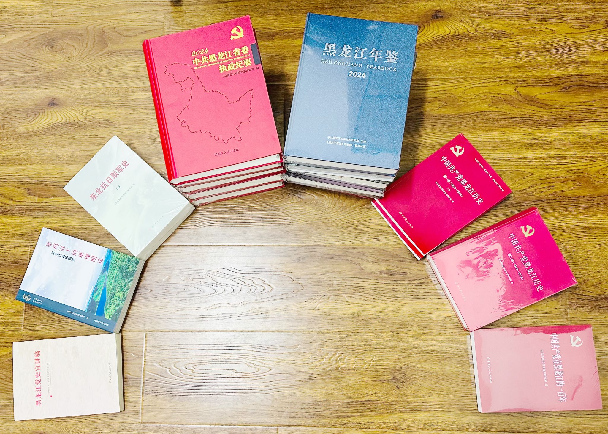 省委史志研究室材料征集处向中国yl6776永利博士生党支部捐赠书籍2